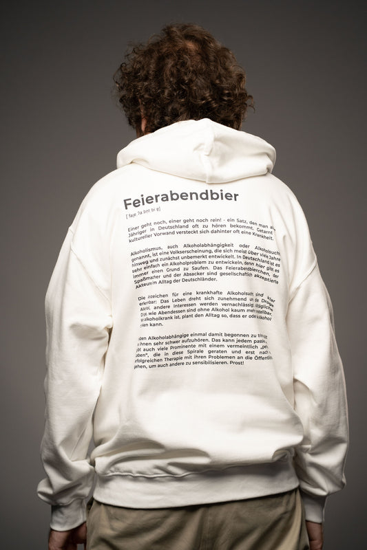 Rückansicht des weißen Hoodies mit großflächigem Textprint. Der Aufdruck zeigt den Schriftzug „Feierabendbier“ mit einer Definition und erläuterndem Fließtext über das gesellschaftliche Trinkverhalten in Deutschland.